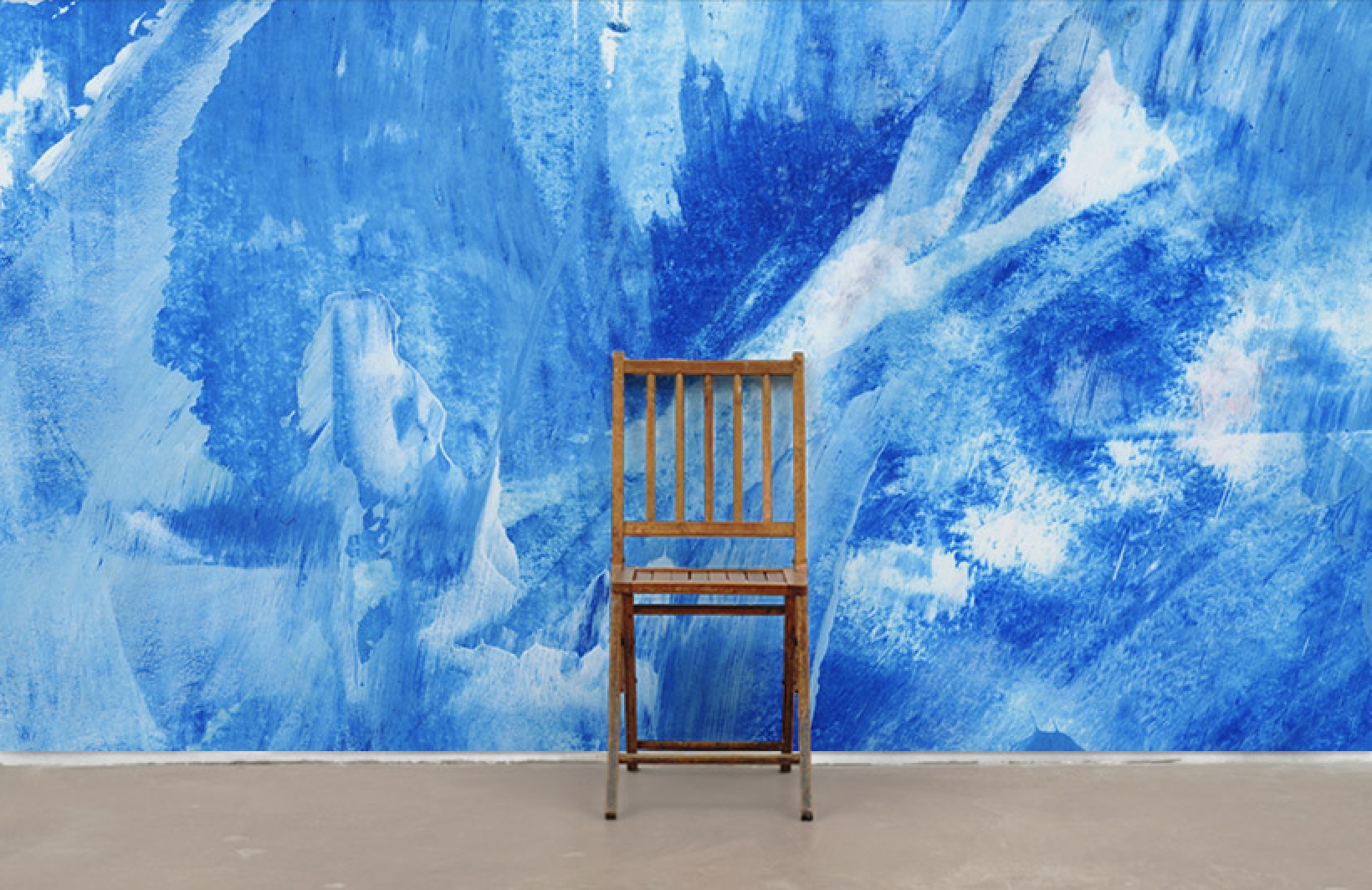 Яркие синие фотообои с эффектом оштукатуренной стены Узоры на Стене