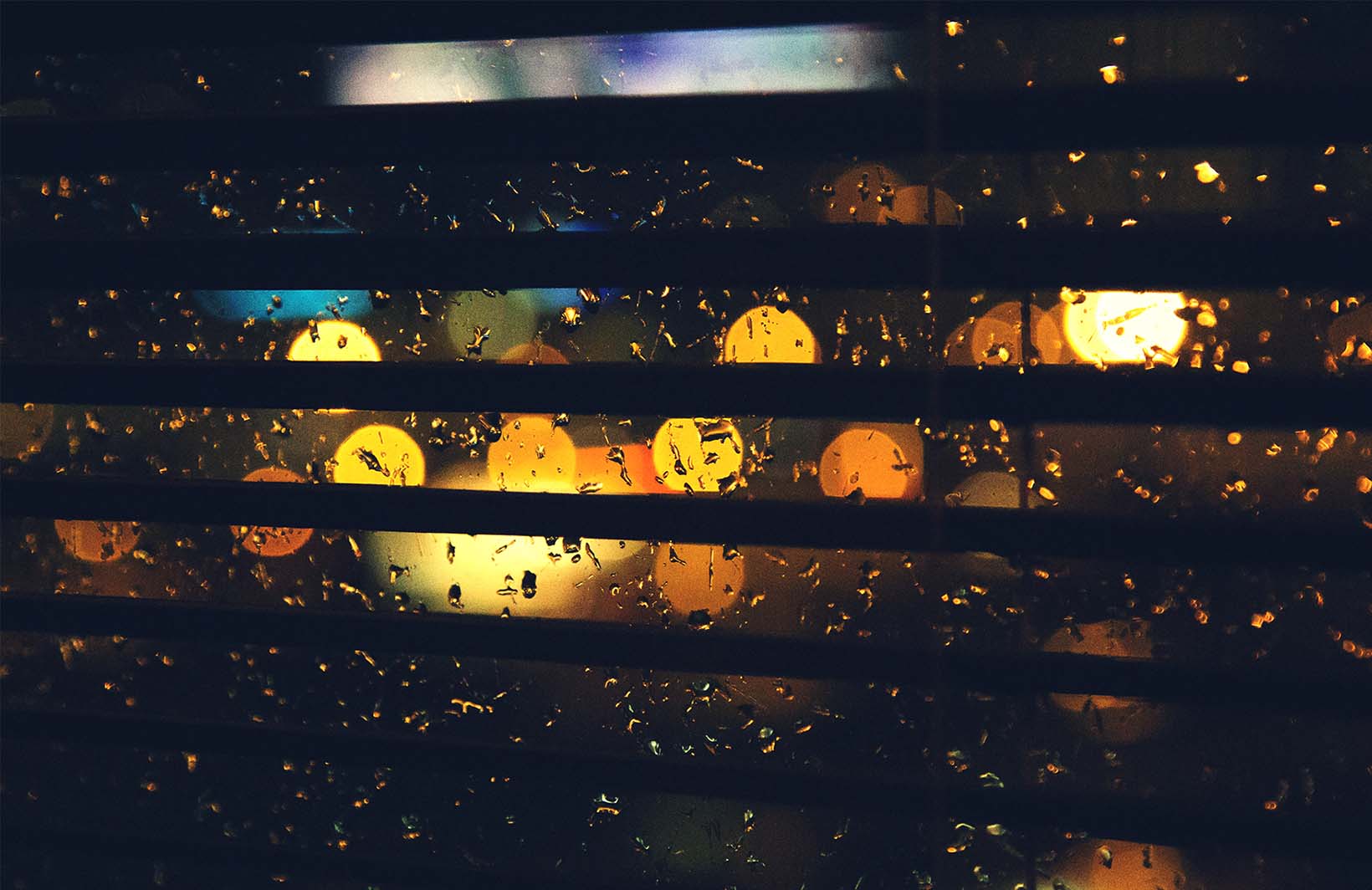Фотообои с ночным дождливым окном Узоры на Стене