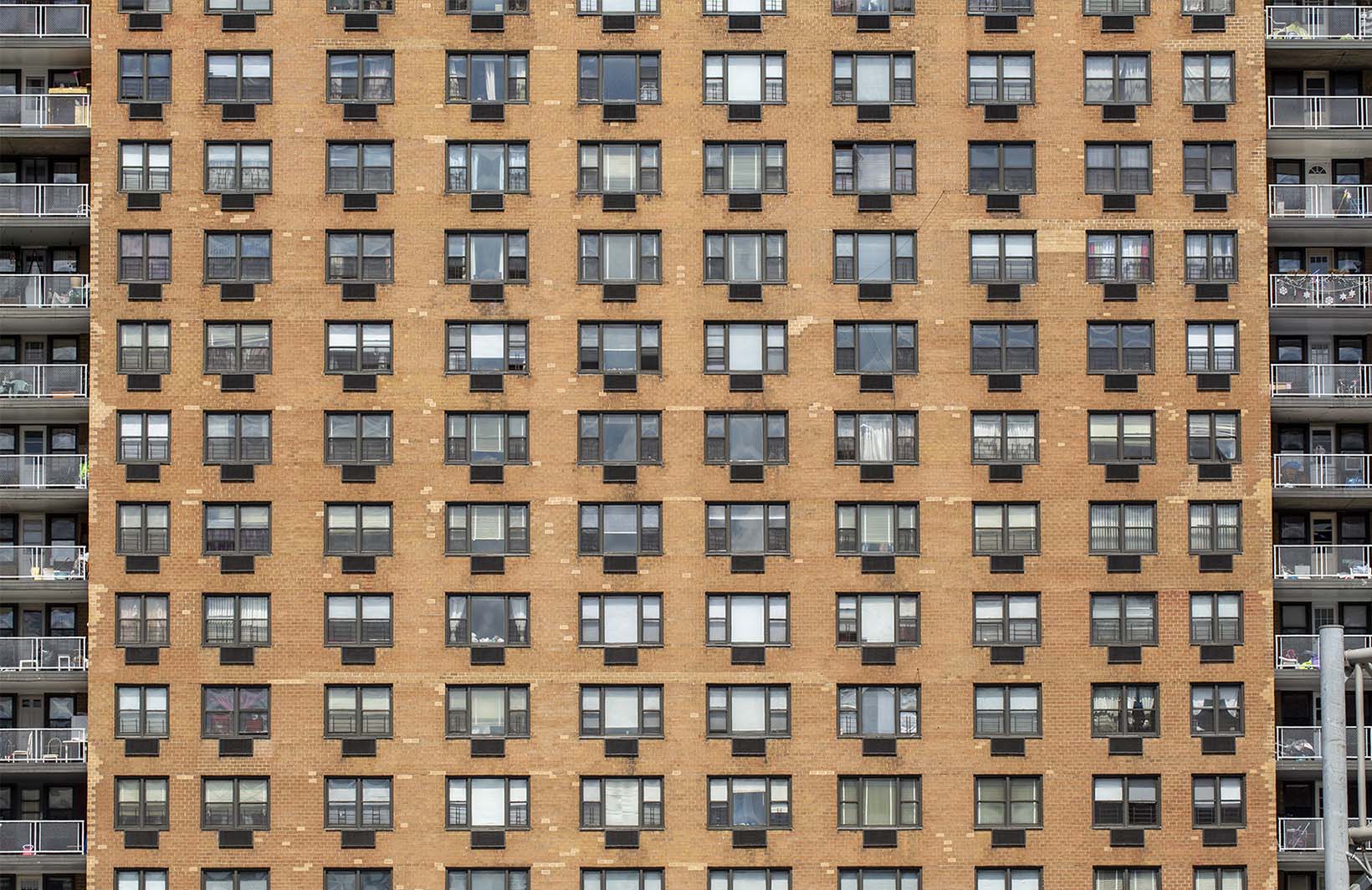 Фотообои городские окна наблюдают за нами Узоры на Стене