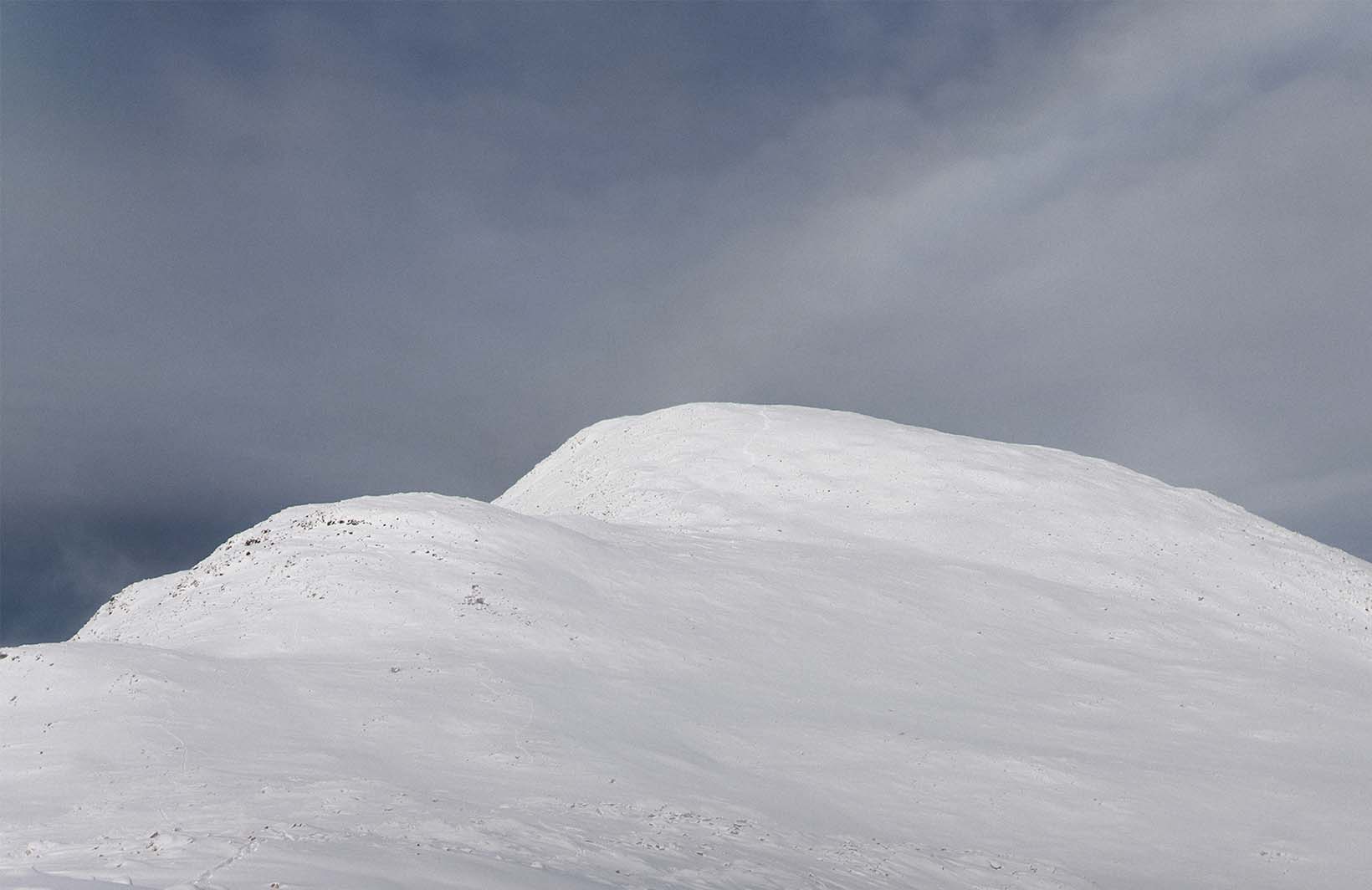 Белые фотообои с заснеженными горными вершинами Узоры на Стене
