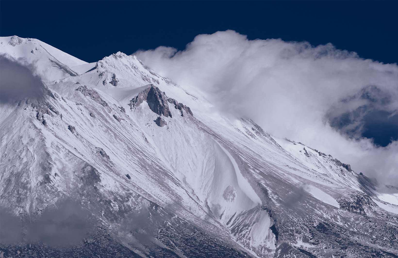 Фотообои высокие заснеженные горные вершины в облаках Узоры на Стене