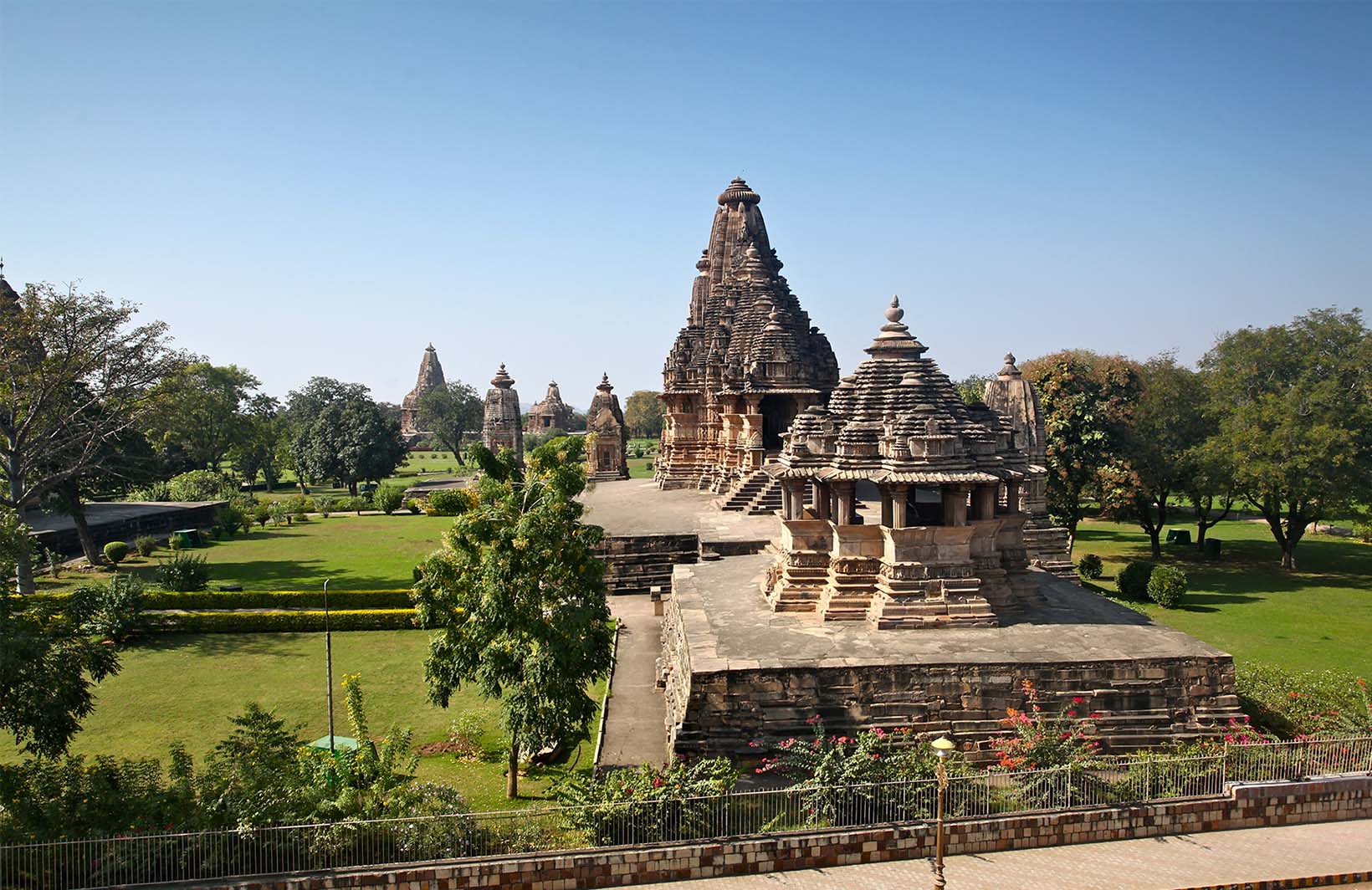3д фотообои расширяющие пространство с индийскими храмами в гостиную Узоры на Стене