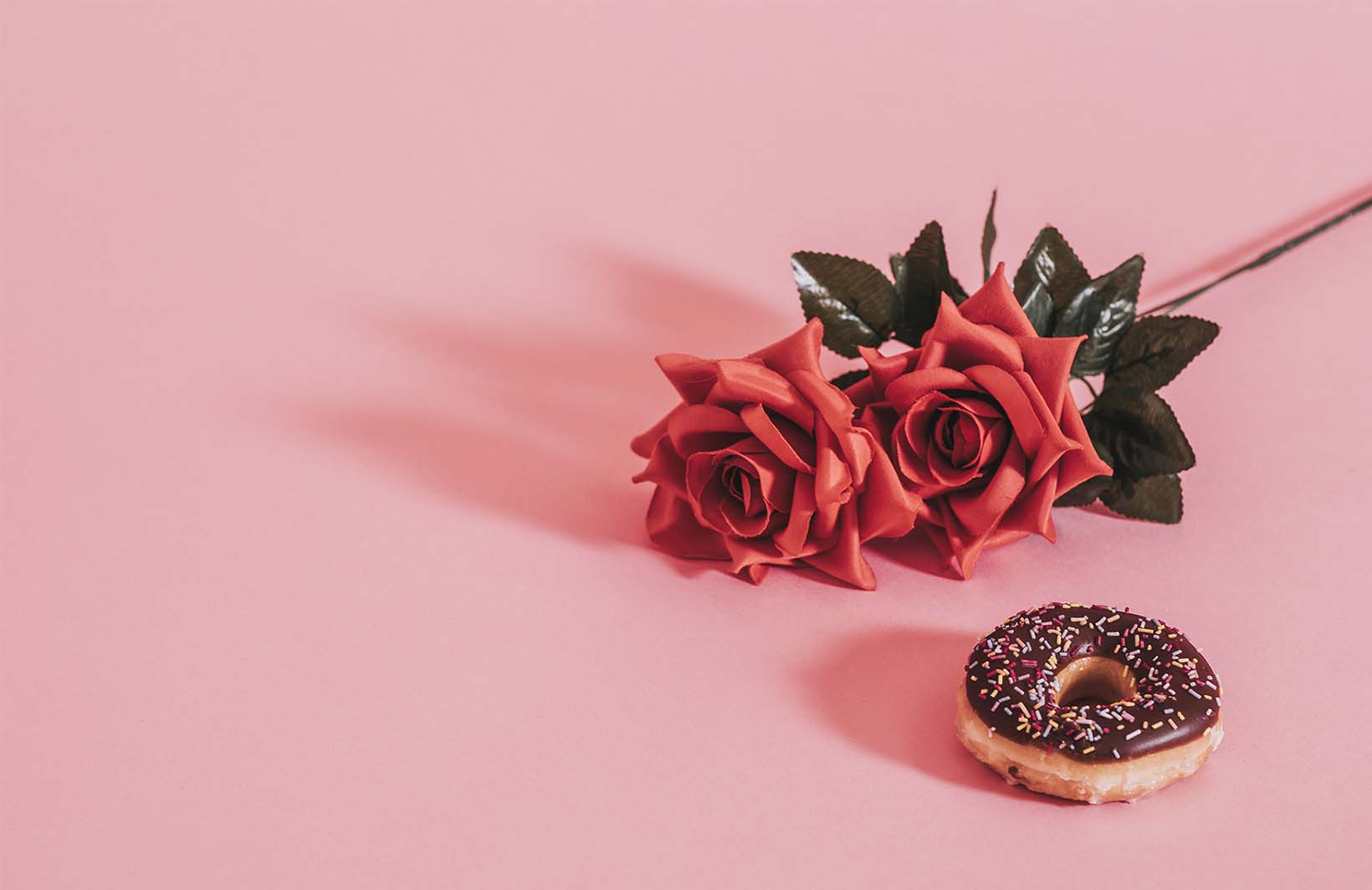 Интересные фотообои - розы и пончик в интерьере Узоры на Стене